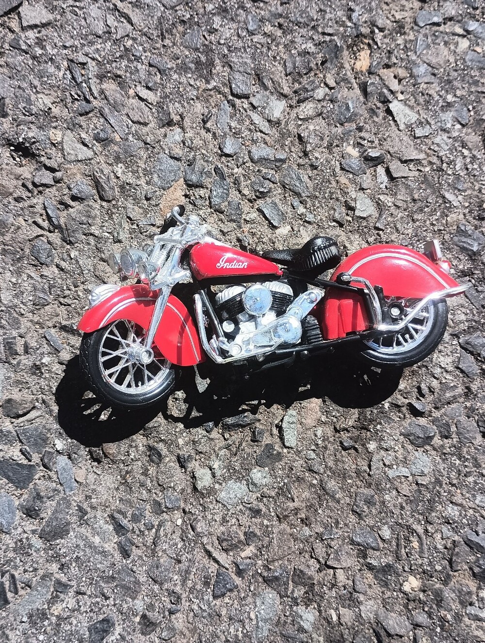 INDIAN CHIEF RED ROADMASTER VINTAGE V-TWIN MOTORCYCLE MAISTO 1:18 SCALE